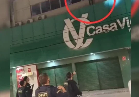 Homem tenta invadir loja no Centro de Maceió e é preso após fugir pelo telhado
