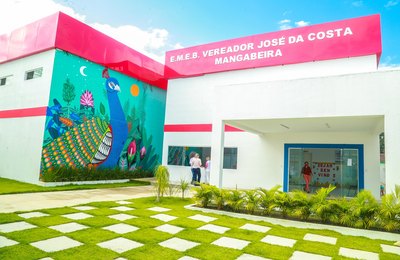 Penedo: Familiares de estudantes da Escola Costa Mangabeira recebem kit da merenda