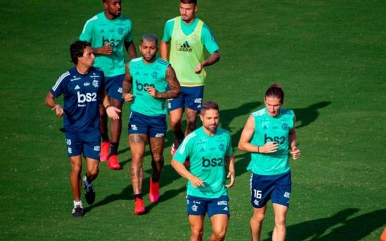 Fla defende volta aos treinos e promete apoio a médico questionado por conselho