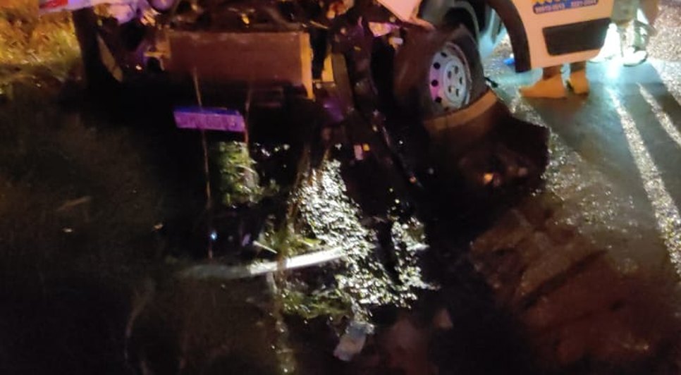 Colisão entre van e caminhão deixa motorista gravemente ferido em Nossa Senhora do Socorro