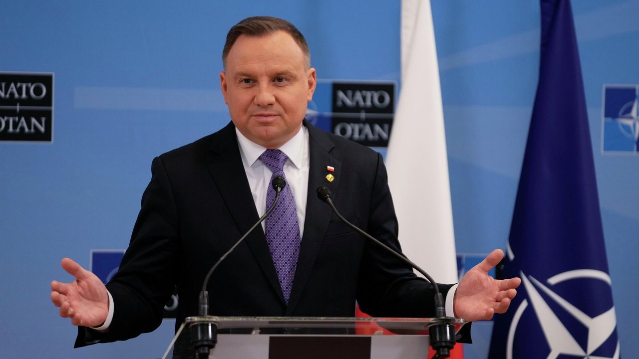Duda pede para EUA enviarem armas nucleares à Polônia, diz mídia