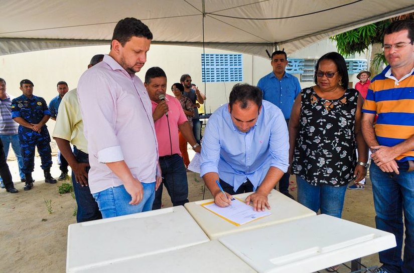 Prefeito Renato Filho assina ordens de serviços para obras em Pilar