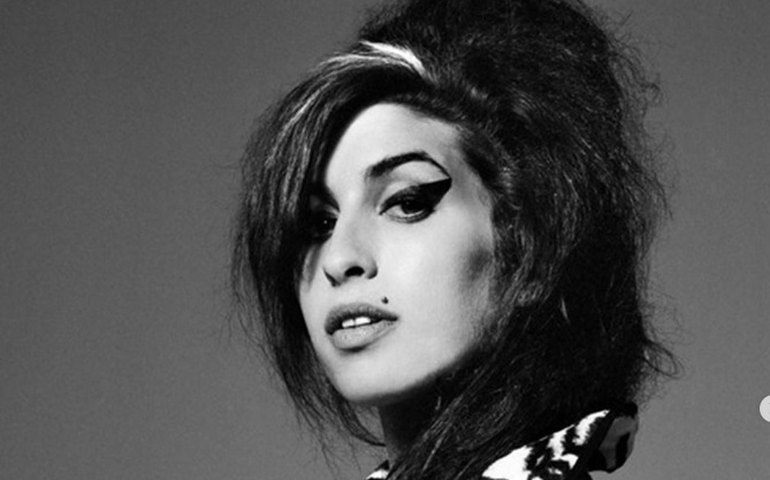 'Back to Black': o que quer dizer a música que dá nome à cinebiografia de Amy Winehouse?