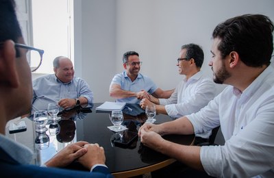 Governador reúne gestores e garante repasses da Sesau para Uncisal