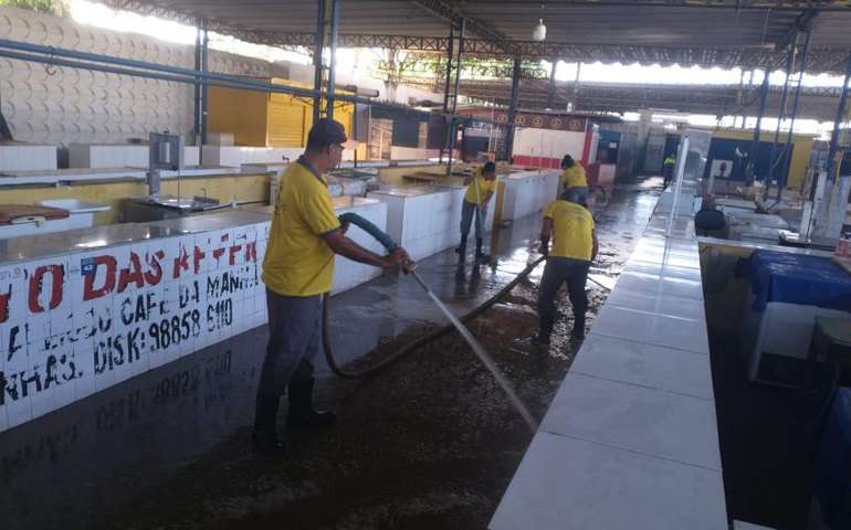 Mutirão leva serviços de limpeza para mercado e feira do Benedito Bentes
