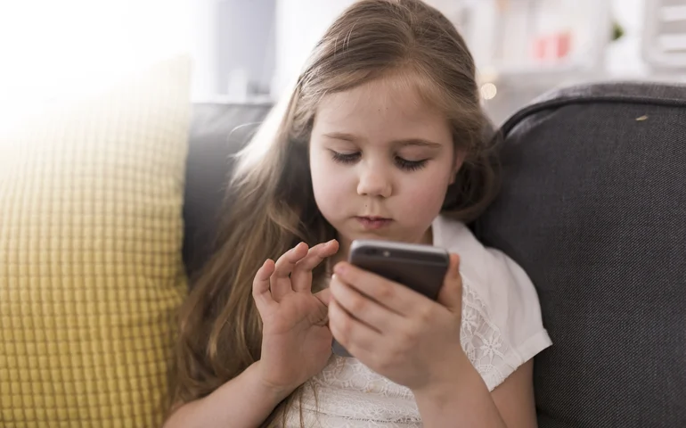 ECA Digital: YouTube exige supervisão dos pais para menores de 16 anos manterem canais