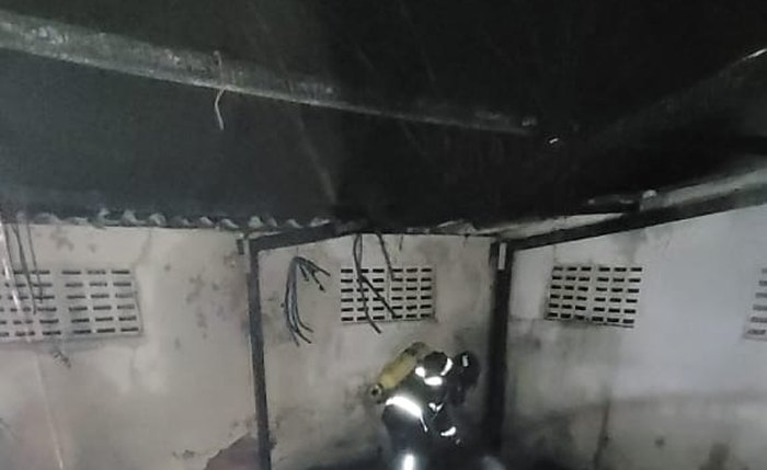 Militar do Corpo de Bombeiro durante ação para conter incêndio