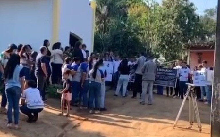 Colegas e amigos participam da Missa de sétimo dia do jovem Eduardo, em Palmeira