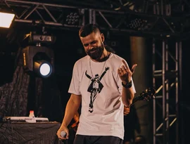 Refrãos: Vitor Pirralho lança álbum experimental que transforma rascunhos musicais em obra final e propõe reflexão sobre a cultura da pressa