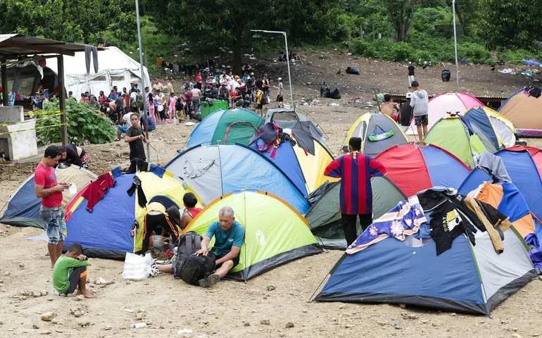 Frio intenso e travessia perigosa: migrantes latinos se arriscam cada vez na fronteira dos EUA com o Canadá