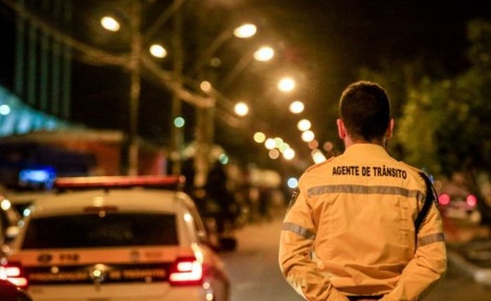 Agentes da SMTT ordenam trânsito no entorno do Estádio Rei Pelé, no Trapiche