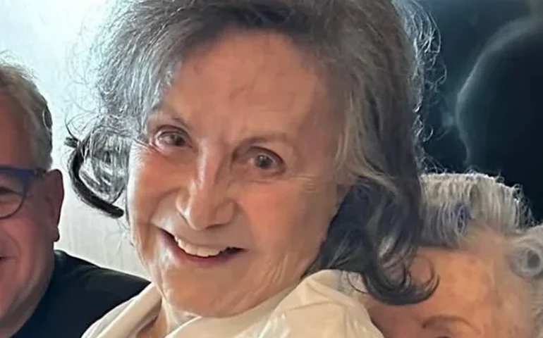 Rosamaria Murtinho e Nathalia Timberg esbanjam carinho em clique nos bastidores; veja foto