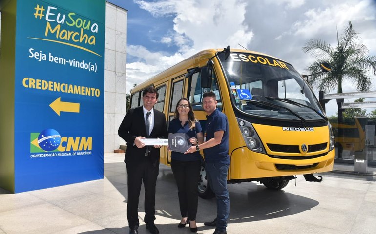 Alunos de rede municipal de ensino de Penedo ganham 10 novos ônibus
