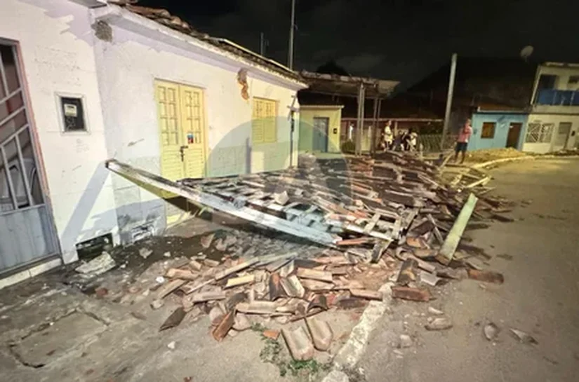 Motociclista fica ferido após perder controle e derrubar cobertura de casa, em Arapiraca
