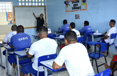 Reeducandos concluem curso de nível superior dentro do Presídio do Agreste