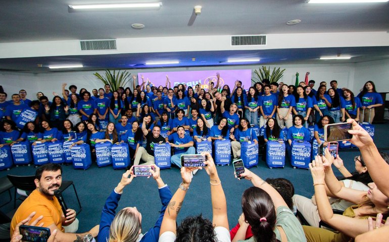 Daqui Pra o Mundo: Governador entrega 100 kits de viagem para alunos que farão intercâmbio na Inglaterra