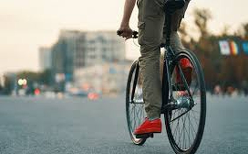 Casal de ciclistas é atropelado por motorista embriagado na parte alta de Maceió