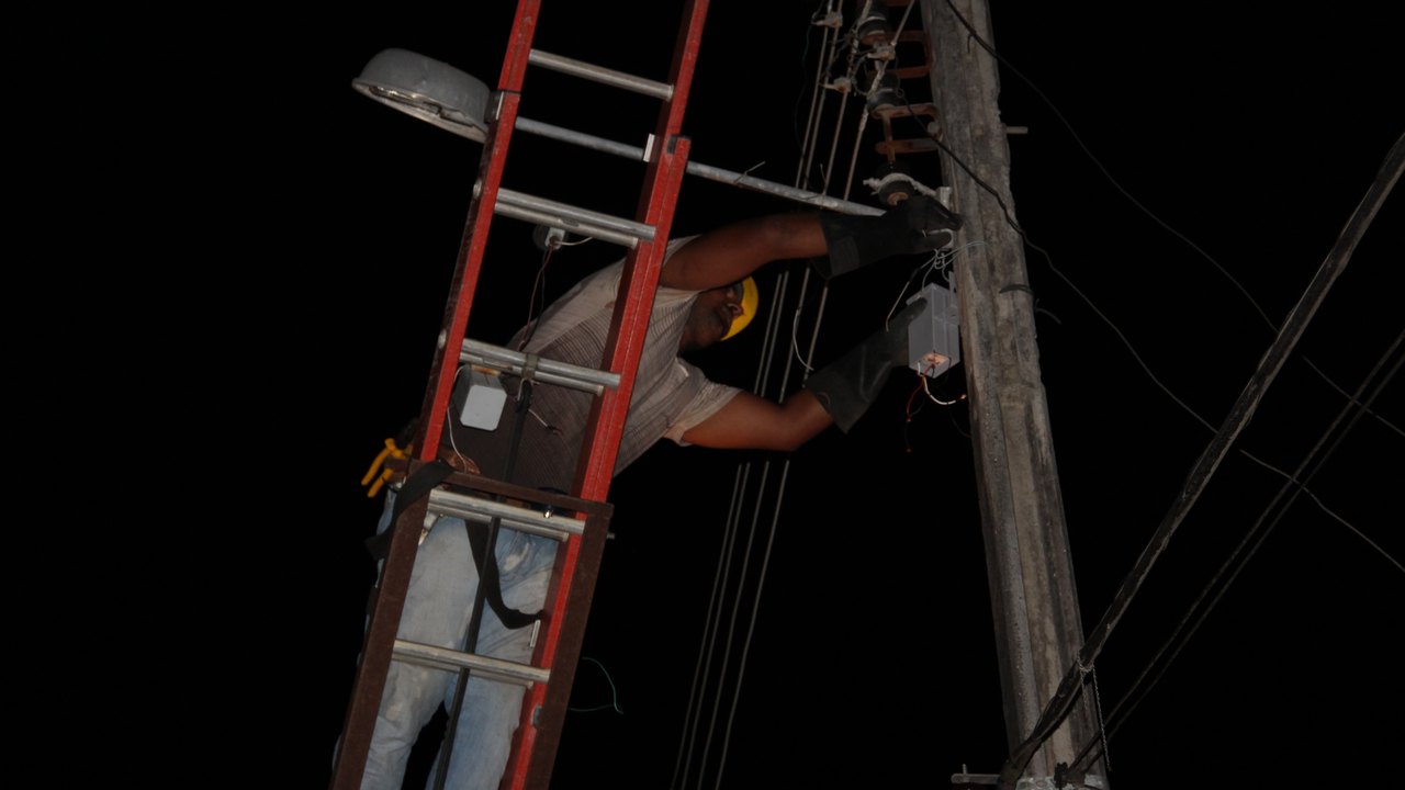 Prefeitura de Arapiraca reforça iluminação em 15 bairros