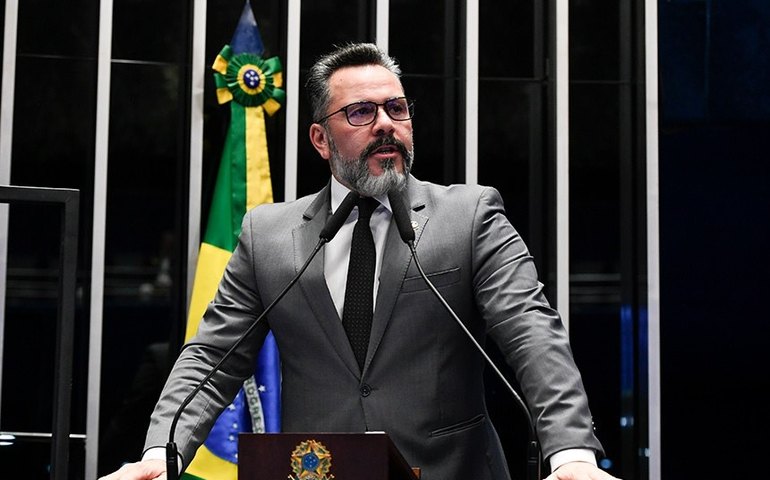 Apresentador de TV e redes bloqueadas por Moraes: quem é Alan Rick, senador gravado em discussão no aeroporto