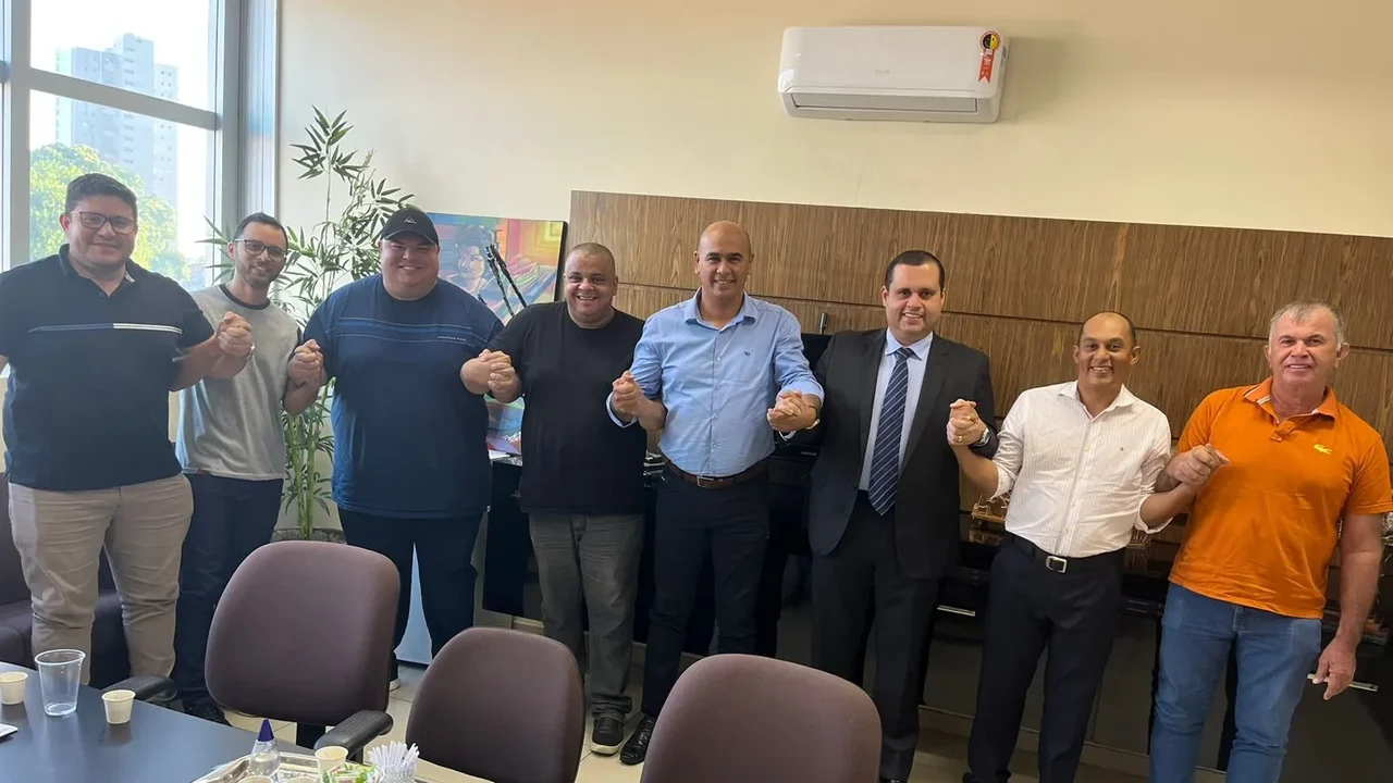 Grupo de oposição em Jequiá recebe apoio de deputado para eleição 2024