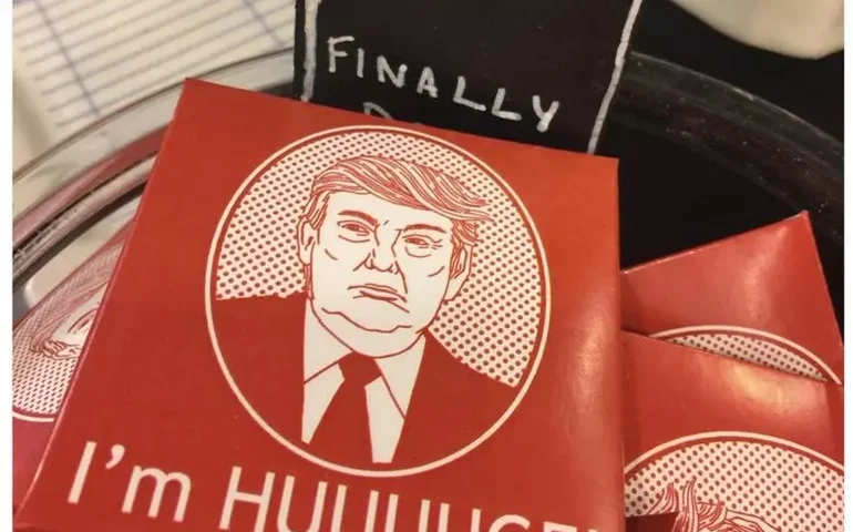 Rosto de Trump aparece em preservativos em fotos de caso Epstein