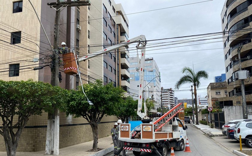 Vias entre a Orla de Maceió e a Rua Professor Sandoval Arroxelas recebem iluminação em LED