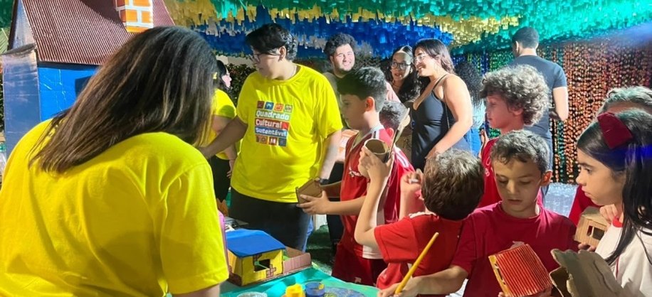 Crianças receberam brinquedos feitos com materiais recicláveis. Foto: Ascom Alurb