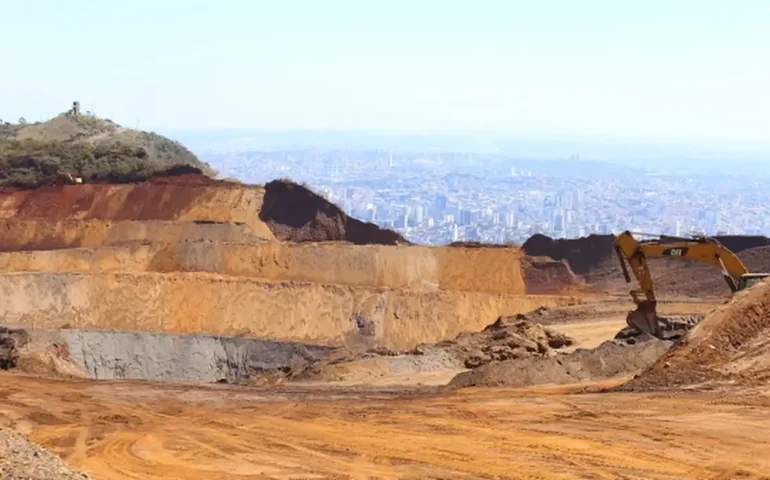 Justiça mineira suspende atividades de mineradora na Serra do Curral