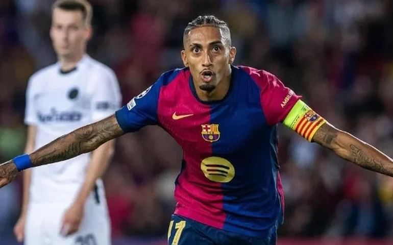 Jornal espanhol destaca Raphinha como craque e capitão do Barça: 'Mentor e protetor dos jovens'