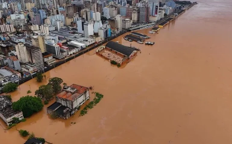 Nova cheia do Lago Guaíba cria fortes ondas em Porto Alegre