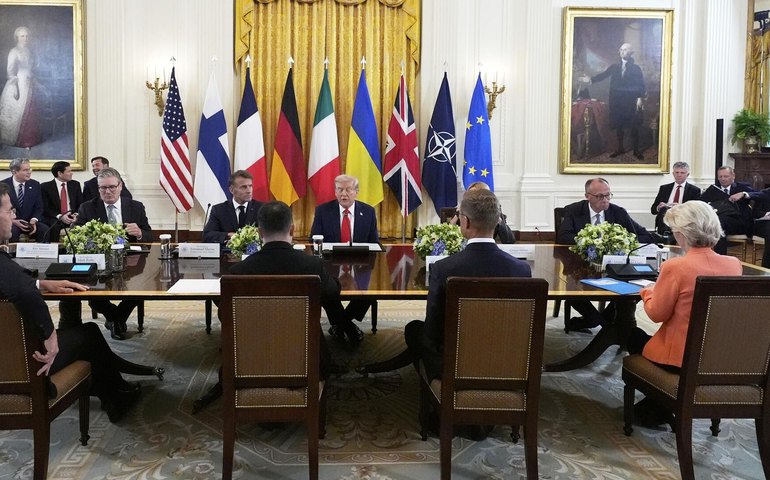 Políticos europeus 'vendem alma política da Europa' a Trump ao ceder à sua pressão, afirma jornal