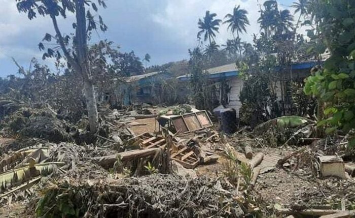 Destruição provocada pela erupção de um vulcão subaquático em Tonga
