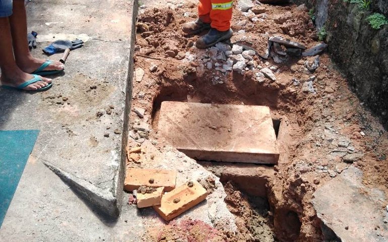 Ligações clandestinas de esgoto rompem drenagem no Benedito Bentes