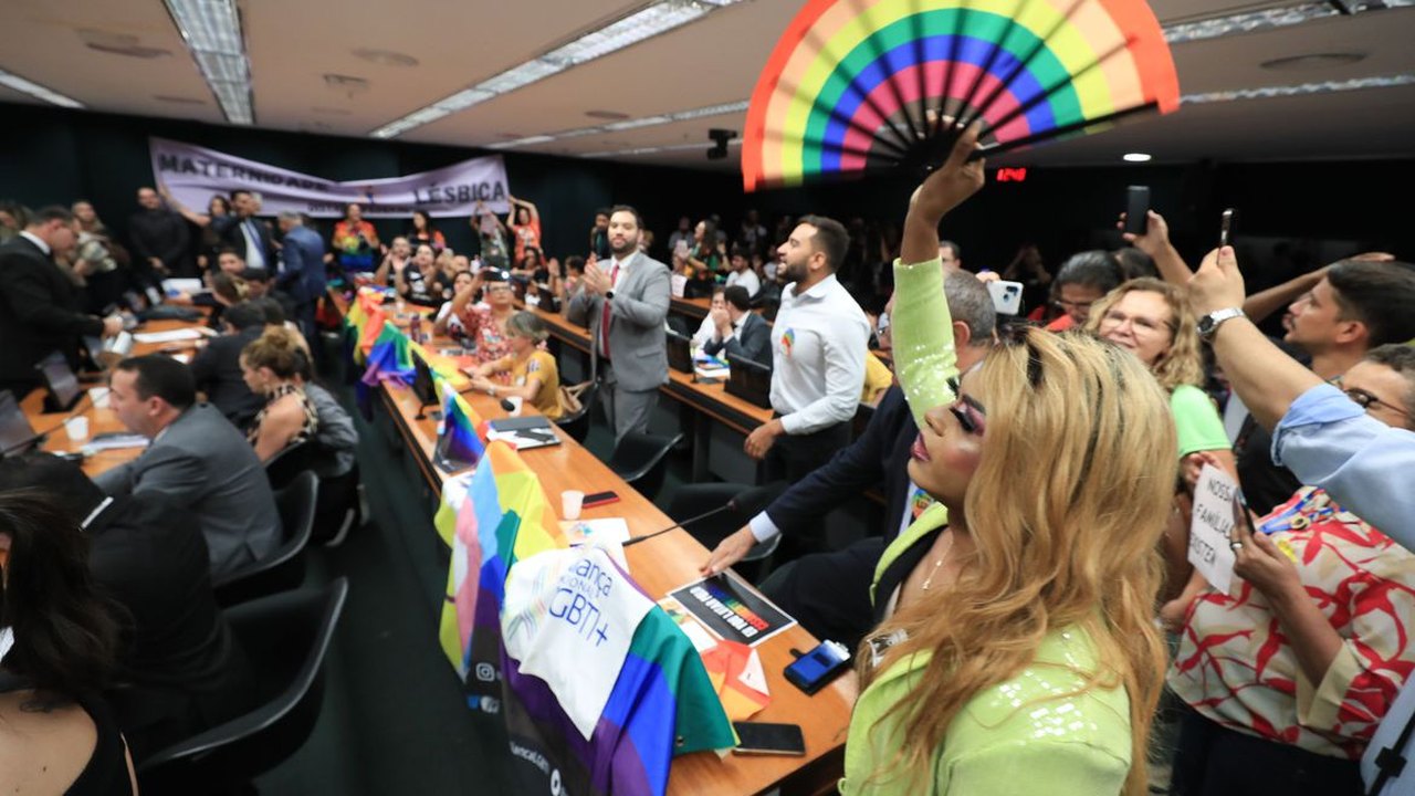 Comissão adia de novo votação de projeto contra casamento homoafetivo