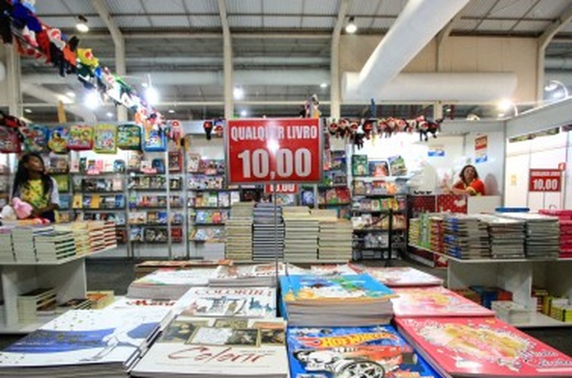 Bienal: Alunos da Semed recebem Vale Livro nesta quarta