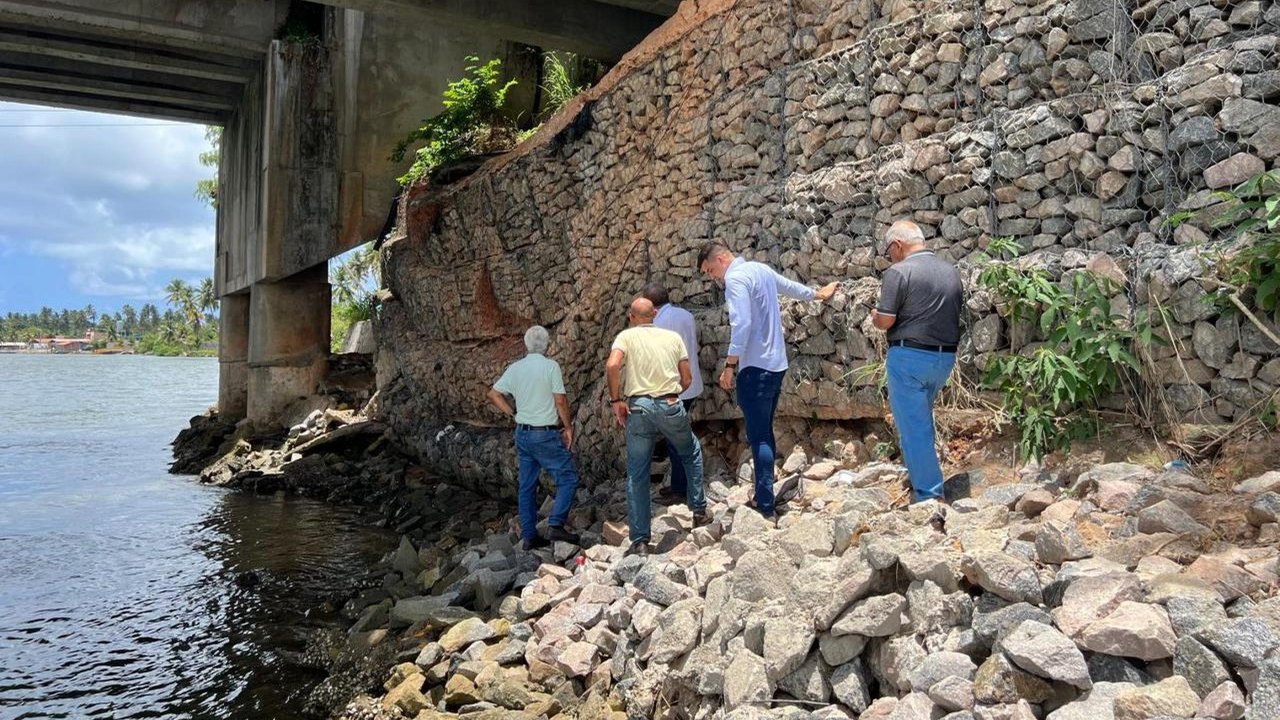 Departamento de Estradas de Rodagem inspeciona ponte na Massagueira