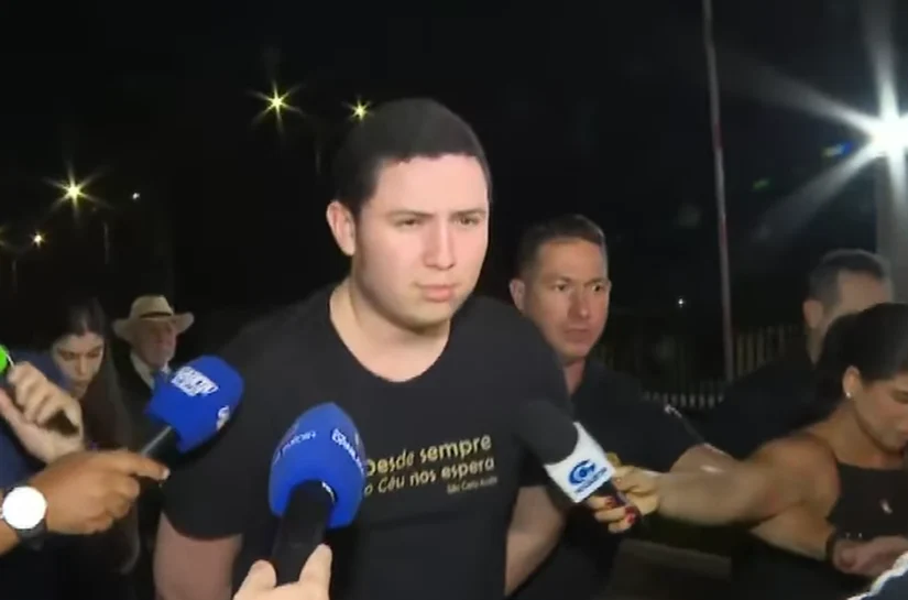 Vitinho é questionado por violência sexual, mas permanece calado ao chegar em Maceió