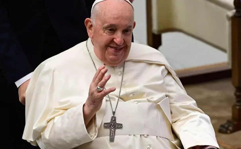 Papa Francisco faz piada ao receber humoristas no Vaticano e elogia: 'poder de propagar serenidade e sorrisos'