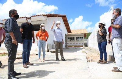 Prefeito Cacau vistoria obra da escola e anuncia inauguração para o segundo semestre deste ano