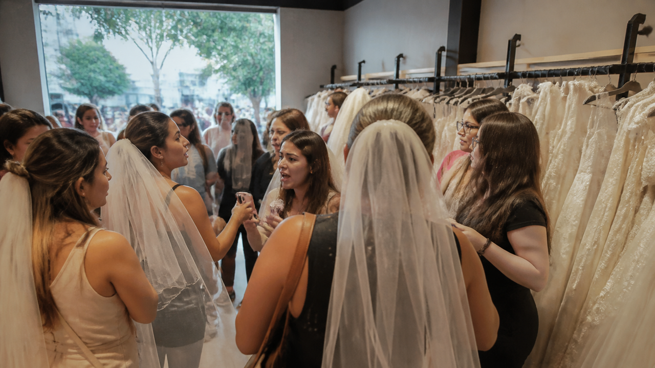 Noivas invadem loja em Pinheiros após confecção não entregar vestidos às vésperas de festas