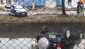 carro cai em canal