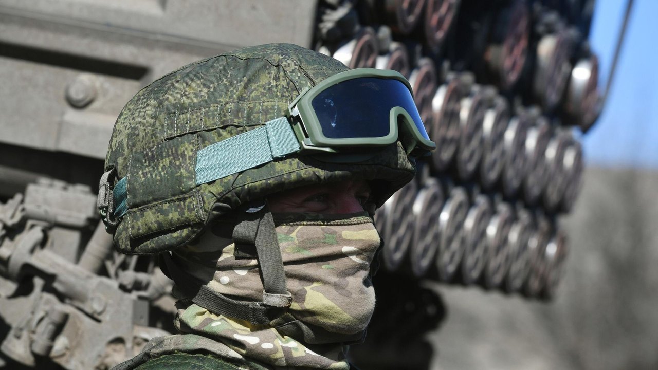 Forças russas atacam aeródromo militar ucraniano e afundam lancha de patrulha inimiga