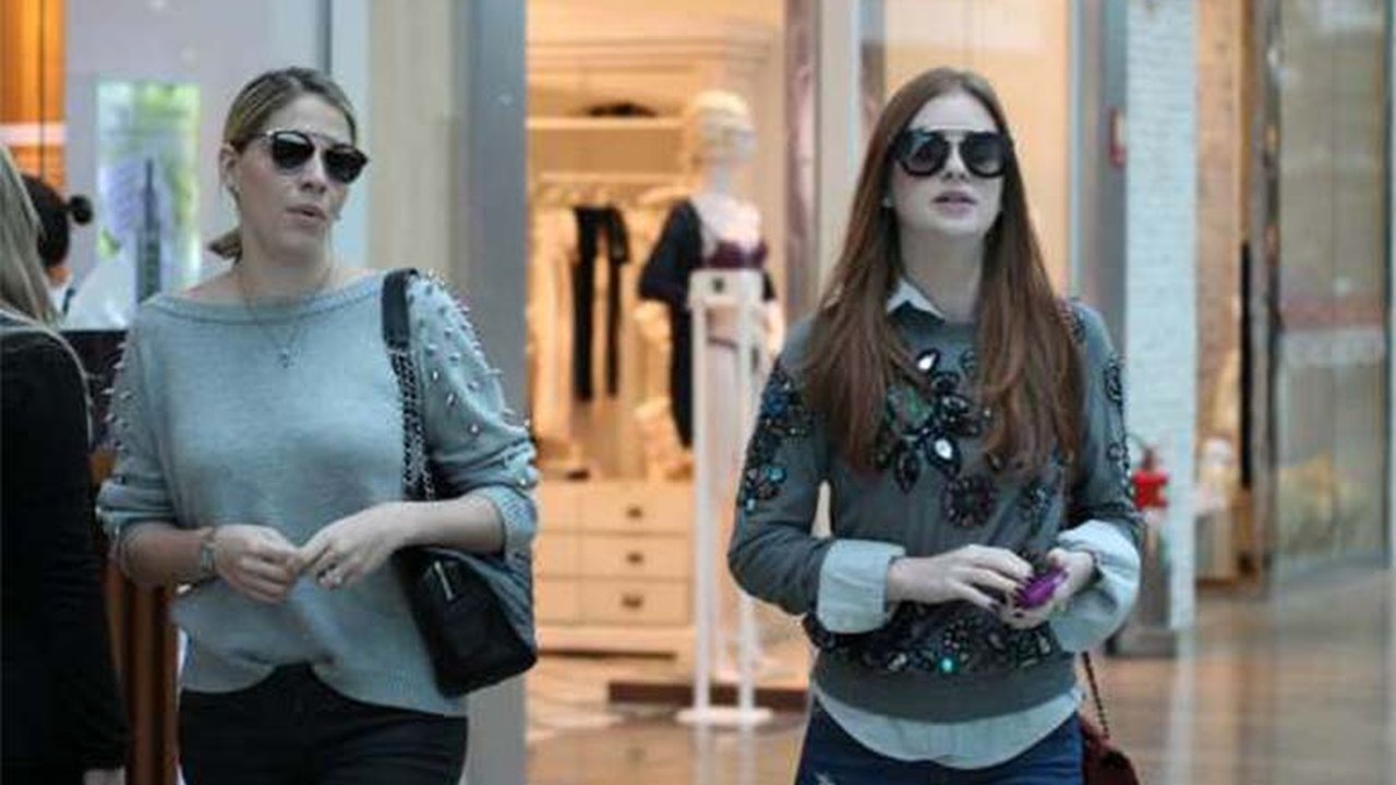 Marina Ruy Barbosa passeia om bolsa de R$ 14 mil