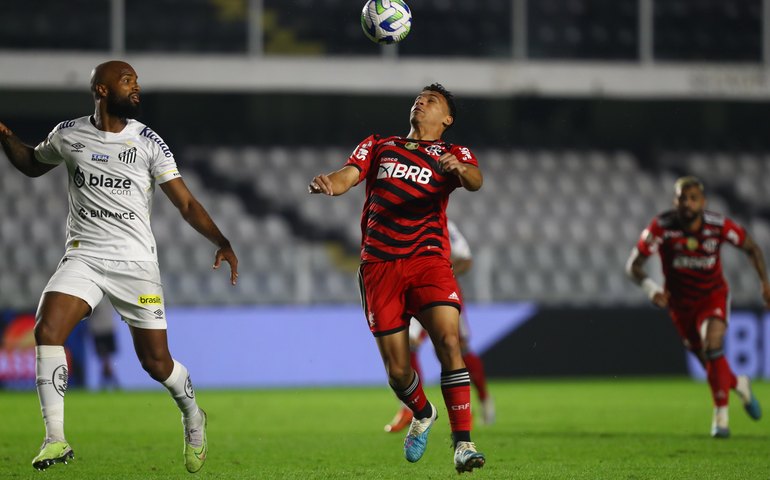 Santos joga mal, perde para o Flamengo dentro da Vila Belmiro e completa 10 jogos sem vencer