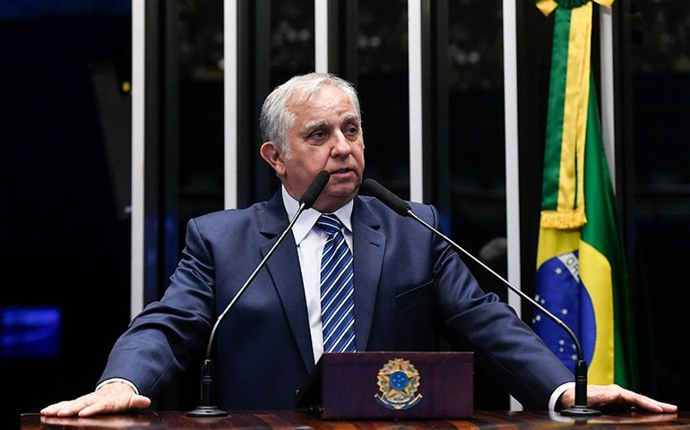 Izalci expressa preocupação com educação no país