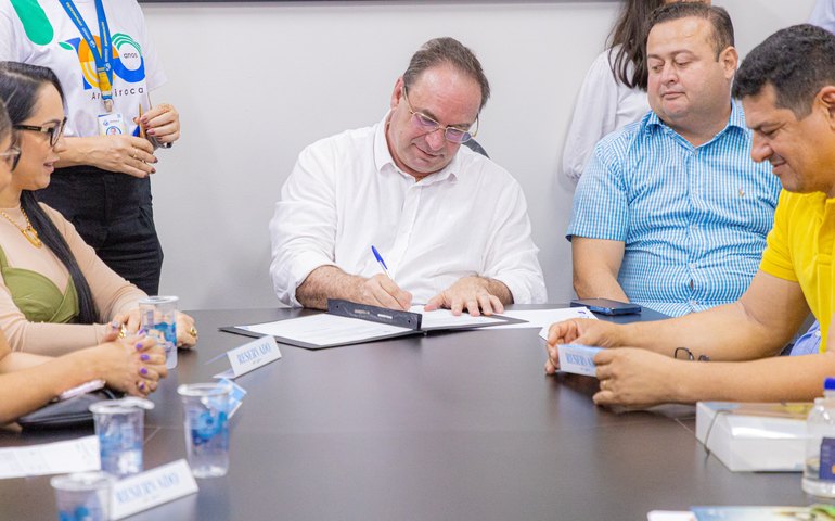 Prefeito Luciano autoriza pavimentação de mais 14 ruas no  São Luiz, construção de escola e biblioteca digital em Arapiraca