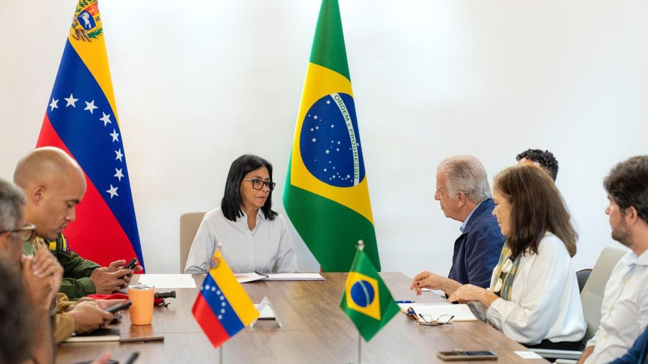 Ministro da Defesa do Brasil se reúne com presidenta da Venezuela