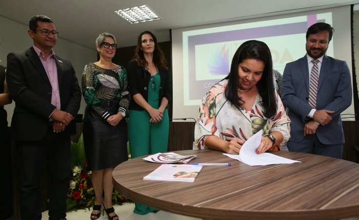 Erika Lima, do TJAL, assinou termo de cooperação do programa 'Tem Saída', nesta quinta (12)