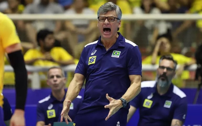 Após derrota, Renan exalta testes e descanso a titulares na seleção de vôlei