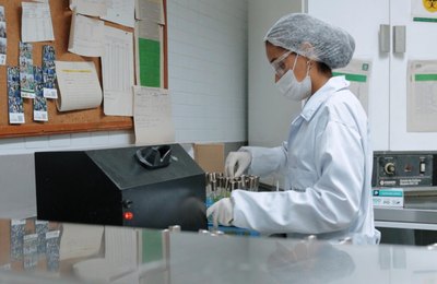 Análise da água: conheça o trabalho por trás da balneabilidade feita pelo IMA/AL